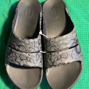 OOFOS Gray Patterned Men's Sandals size 13
